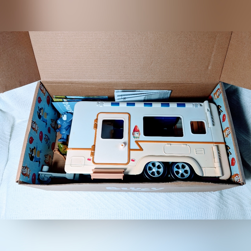 Bluey Caravan Adventure Playset with Jean Luc Figure